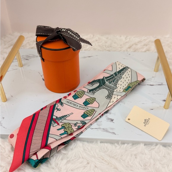 ✨ Hermès “Les Nouveaux Amoureux de Paris” Silk Twilly